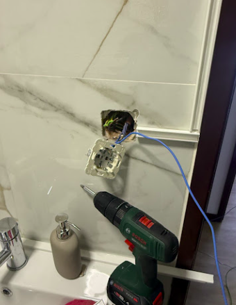 Instalação de tomada nova em casa de banho revestida a azulejo