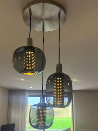 Iluminação suspensa instalada em sala