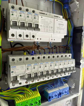 Quadro elétrico montado com disjuntores e diferenciais