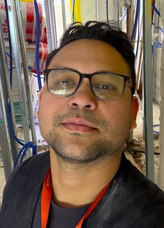 Bruno, eletricista da EletroFix, em obra no Porto