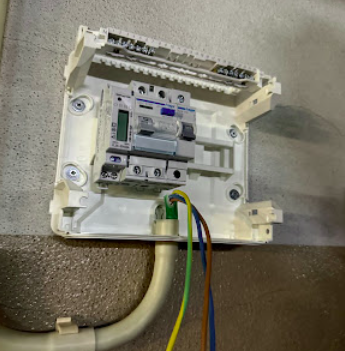 Quadro elétrico compacto instalado com disjuntor diferencial