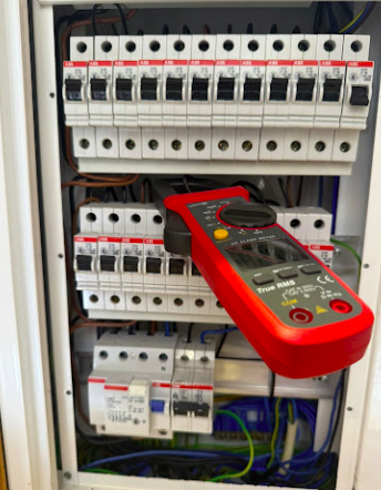Técnico eletricista a reparar instalação elétrica